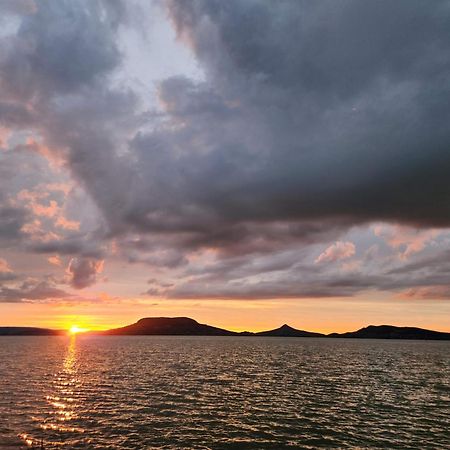 Sunset Resort - Lakeside Apartment Fonyod ภายนอก รูปภาพ