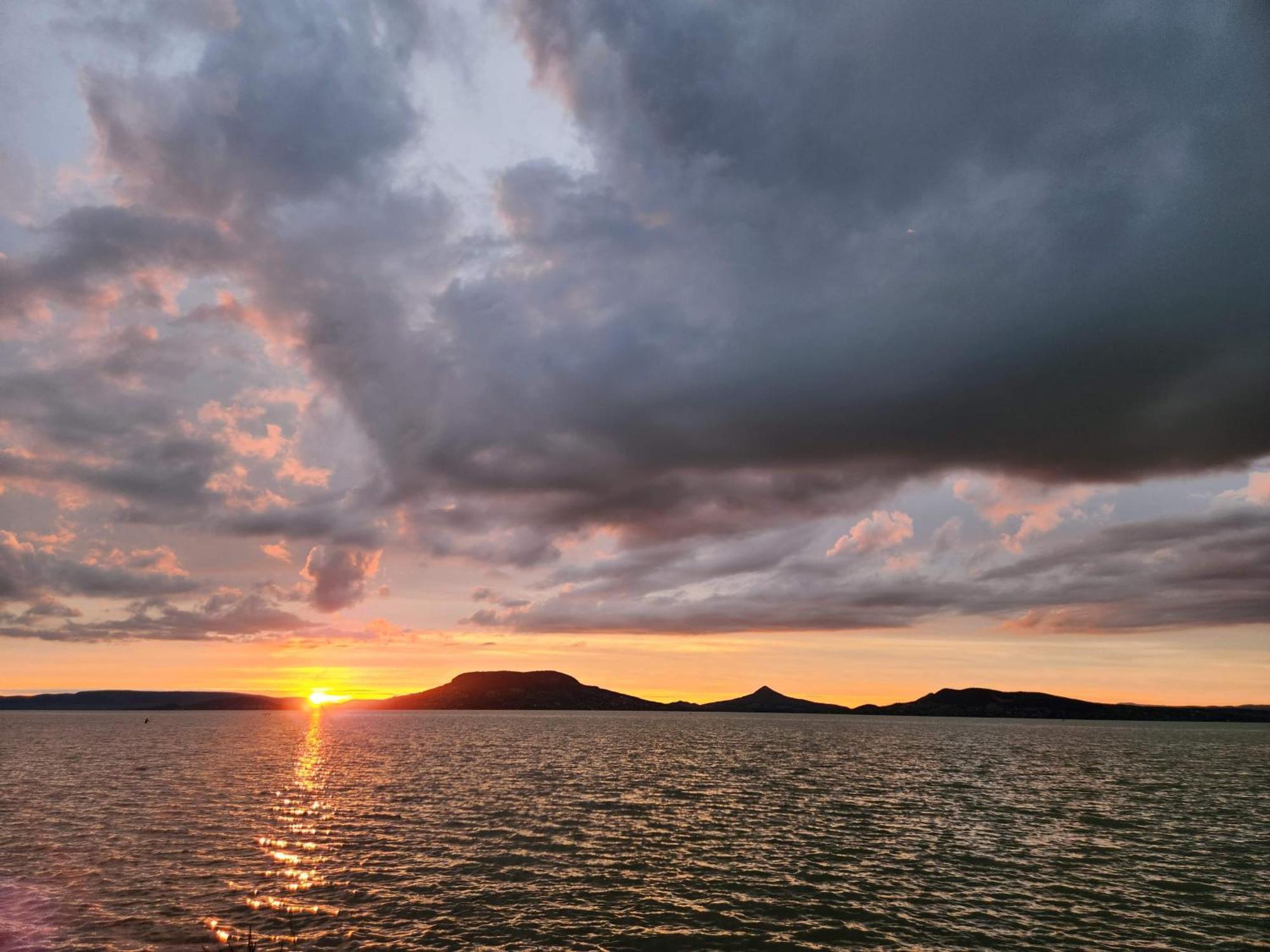 Sunset Resort - Lakeside Apartment Fonyod ภายนอก รูปภาพ